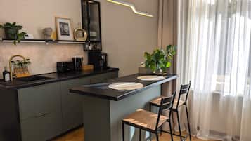 Fridge, microwave, oven, coffee/tea maker