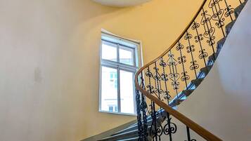 Eine Treppe mit einer geschwungenen Handläufe und einem Fenster am oberen Ende.