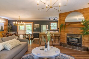 Smart TV, chimenea y videoteca