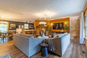 Smart TV, chimenea y videoteca 