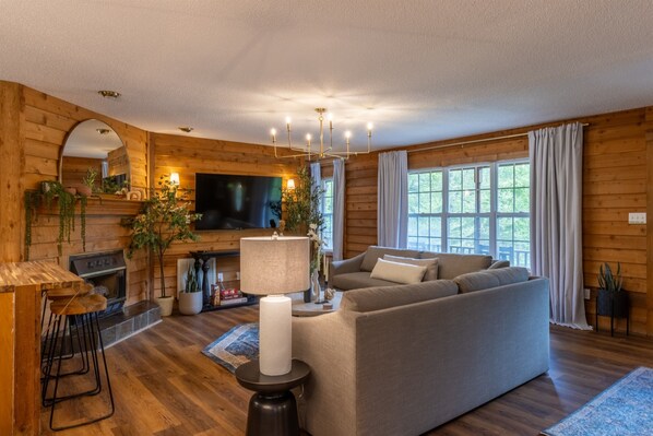 Smart TV, chimenea y videoteca 