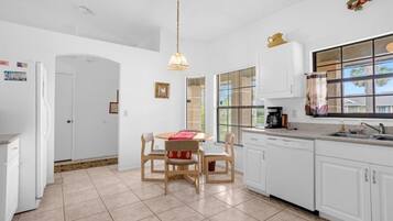 Casa, 4 habitaciones, alberca privada, vista al jardín | Comedor