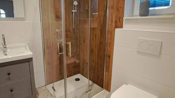 Dusche, Haartrockner, Handtücher, Toilettenpapier