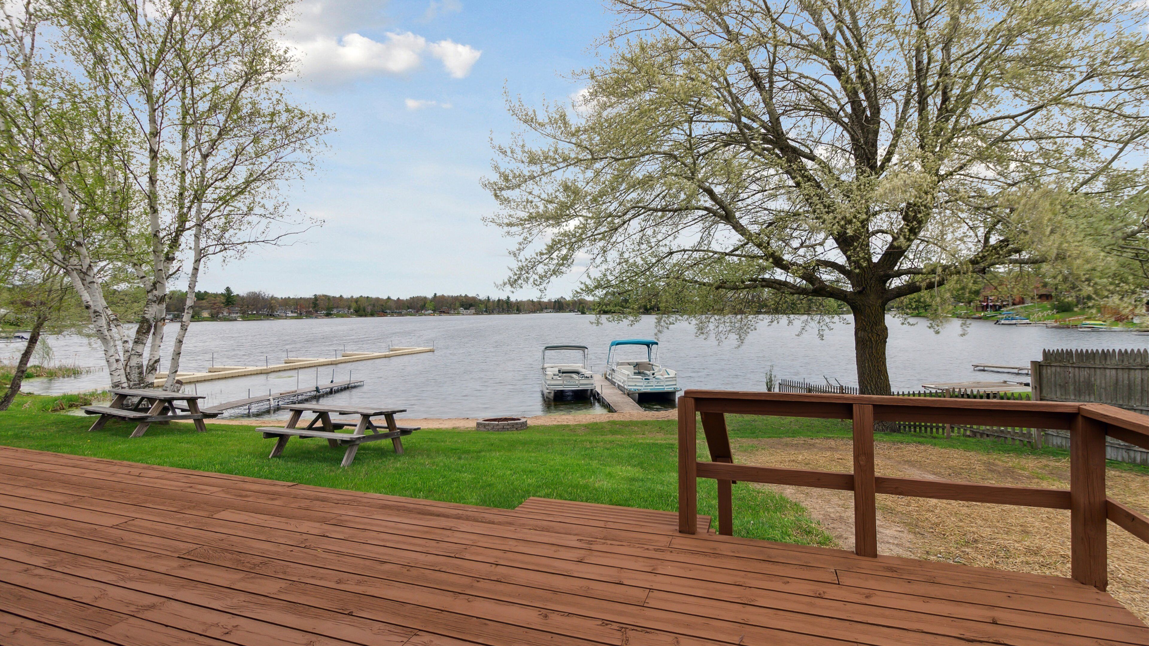 Beachside Bliss Meets Lakeside Tranquility. Your Perfect Getaway Awaits!