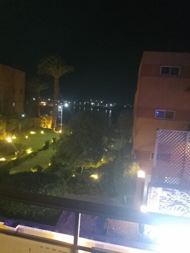 Terrific 4-bedroom hotel in Luxor with AC, WiFi and swimming pool 