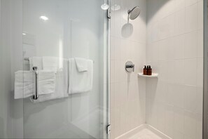 Douche, articles de toilette gratuits, sèche-cheveux