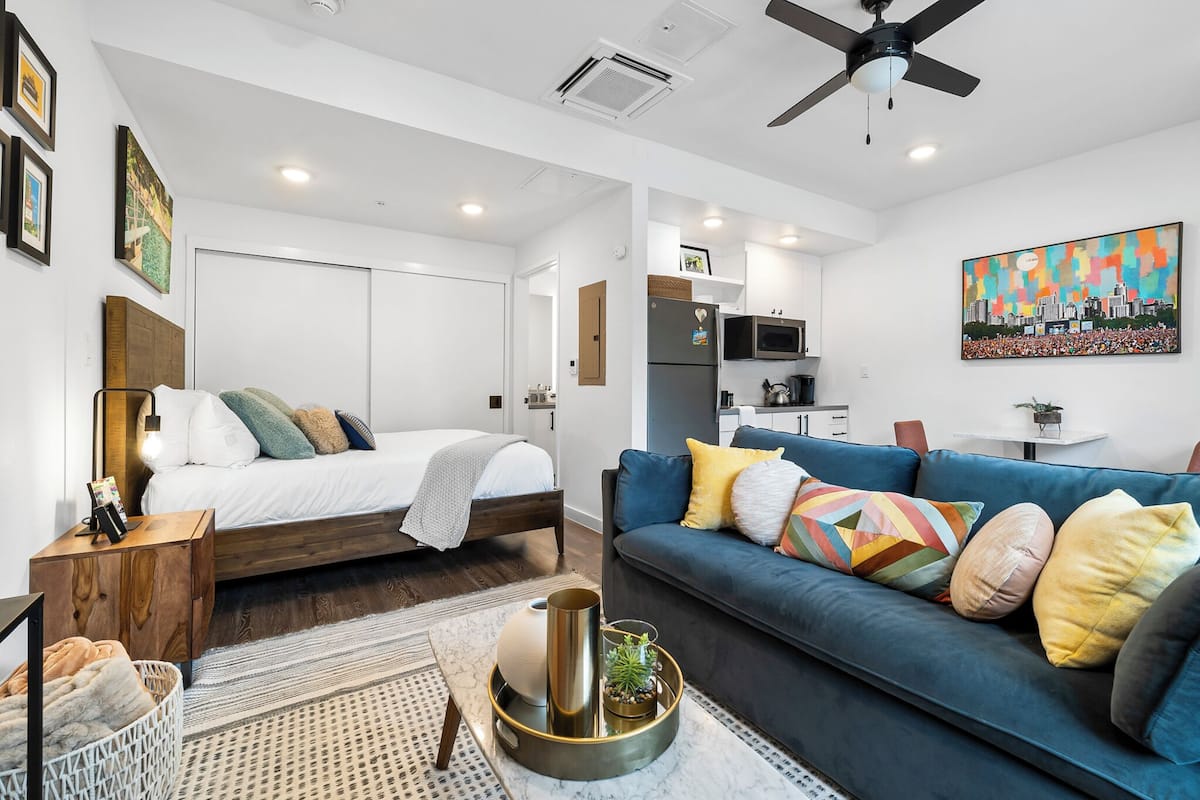 Estudio, 1 cama Queen size y sofá cama, patio, vista a la ciudad | 1 habitación, ropa de cama hipoalergénica y muebles diferentes