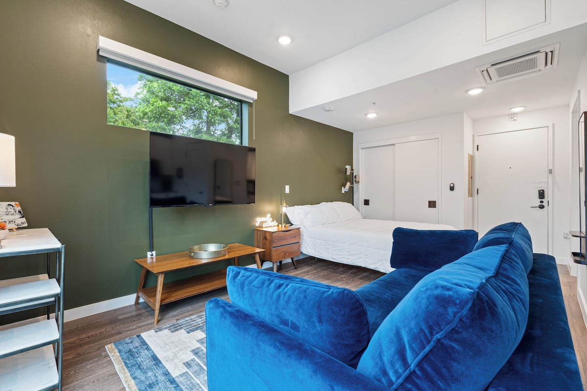 Estudio, 1 cama Queen size y sofá cama, balcón, vista a la ciudad | 1 habitación, ropa de cama hipoalergénica y muebles diferentes