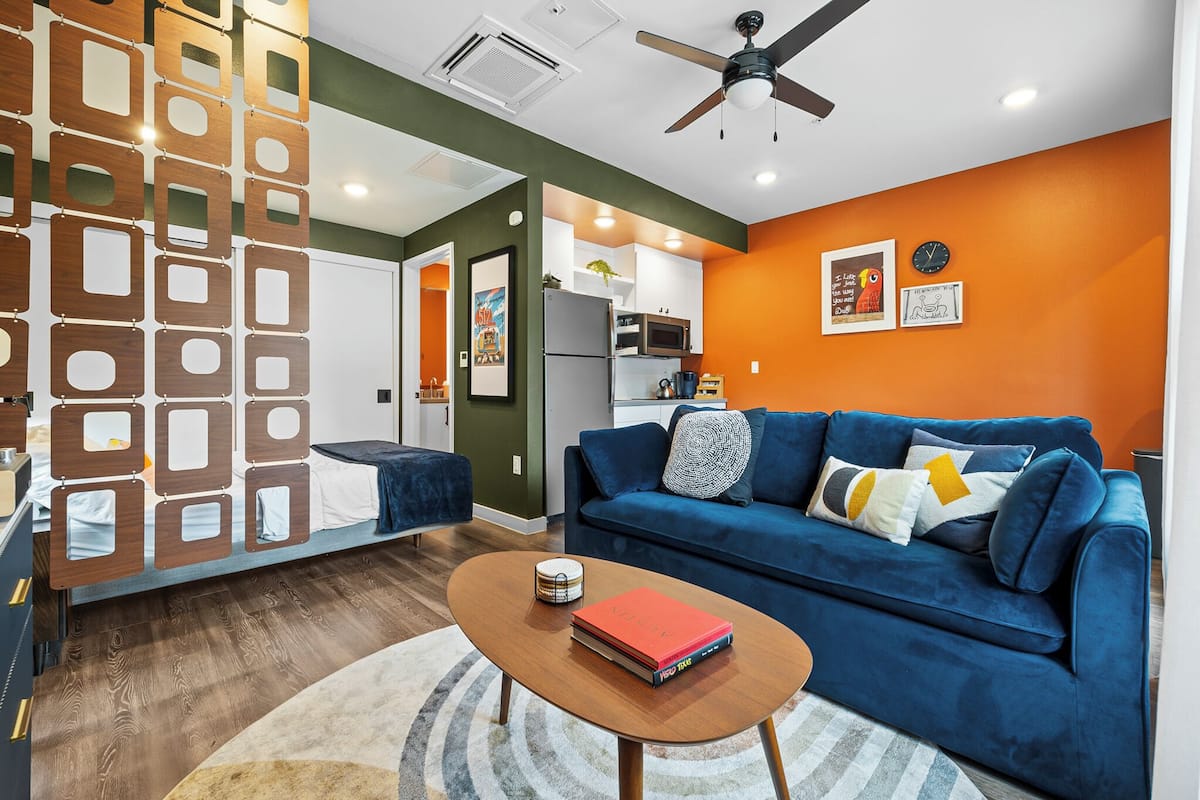 Estudio, 1 cama Queen size y sofá cama, patio, vista a la ciudad | 1 habitación, ropa de cama hipoalergénica y muebles diferentes