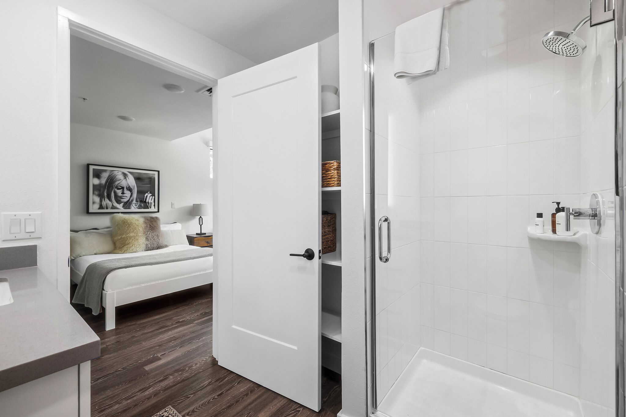 Estudio, 1 cama de matrimonio con sofá cama, vistas a la ciudad | Baño | Ducha, artículos de higiene personal gratuitos y secador de pelo