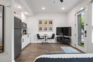 Studio, 1 Queen-Bett und Schlafsofa, Terrasse, Stadtblick | Eigene Küche | Großer Kühlschrank, Mikrowelle, Herdplatte