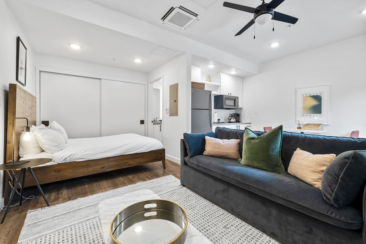Estudio, 1 cama Queen size y sofá cama, patio, vista a la ciudad | Área de sala de estar | Smart TV de 55 pulgadas con canales digitales, Netflix y libros