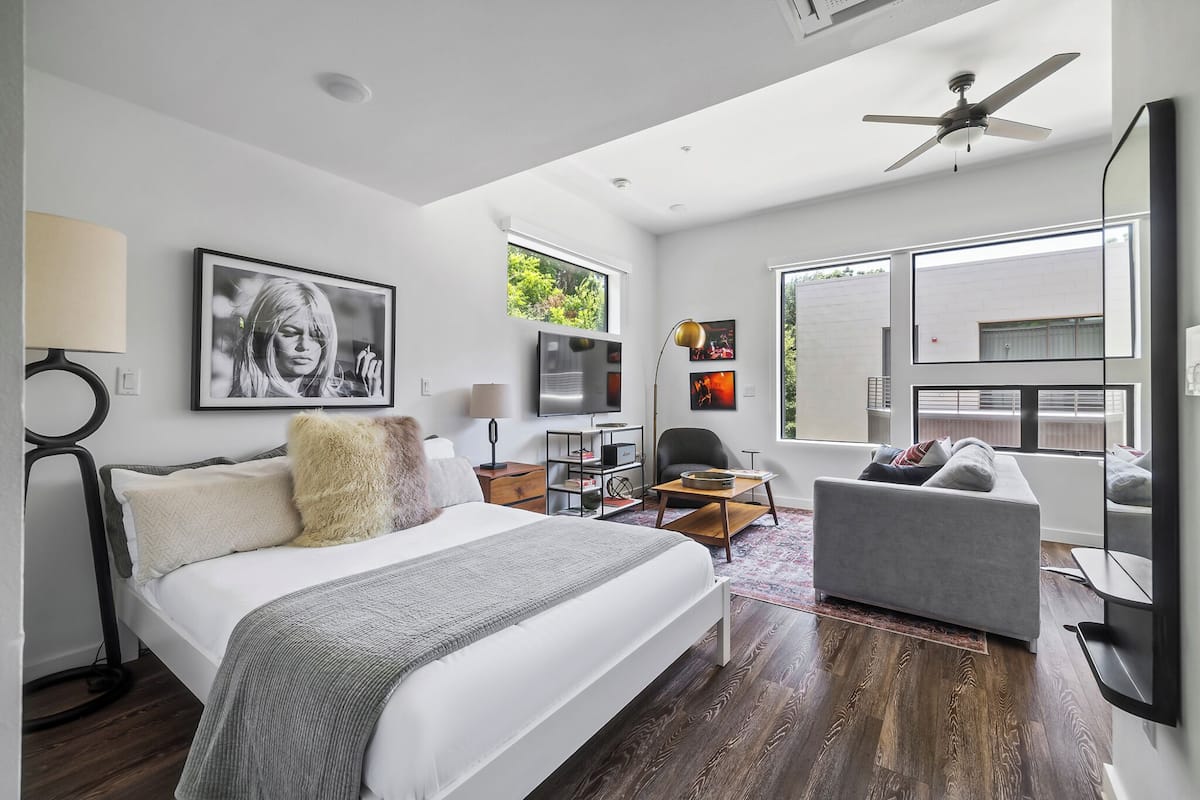 Estudio, 1 cama Queen size y sofá cama, vista a la ciudad | 1 habitación, ropa de cama hipoalergénica y muebles diferentes