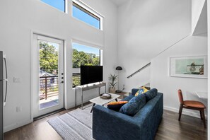 Loftsrom, 1 queensize-seng med sovesofa, balkong, byutsikt | Allergitestet sengetøy, individuelt innredet og strykejern/-brett