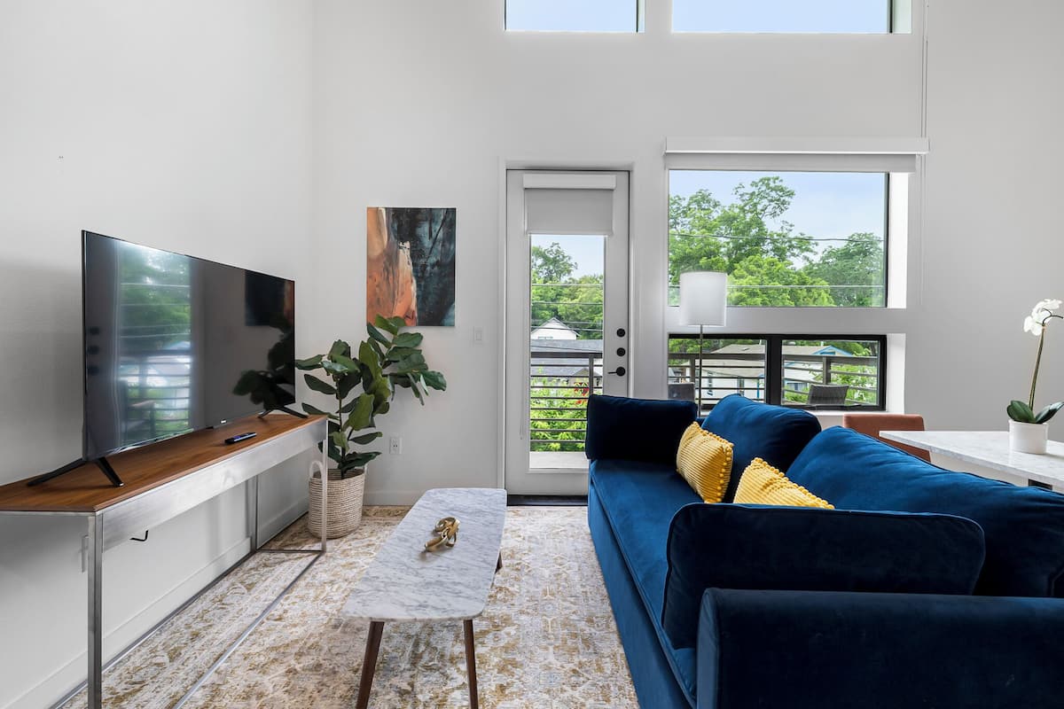 Loft, 1 cama Queen size y sofá cama, balcón, vista a la ciudad | 1 habitación, ropa de cama hipoalergénica y muebles diferentes