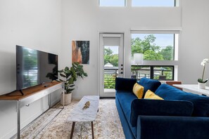 Loftsrom, 1 queensize-seng med sovesofa, balkong, byutsikt | Allergitestet sengetøy, individuelt innredet og strykejern/-brett