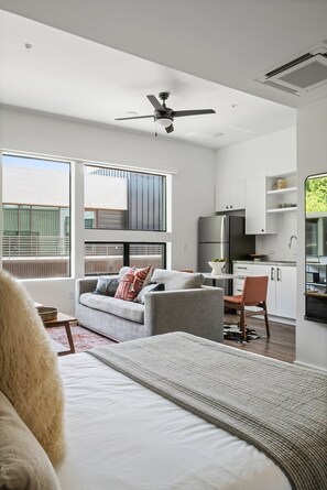 Studio, 1 Queen Bed with Sofa bed, City View | Hypo-allergenic bedding, individually furnished, iron/ironing board - Holly House (Austin)