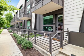 Studio, 1 Queen Bed with Sofa bed, Patio, City View | Terrace/patio - Holly House (Austin)