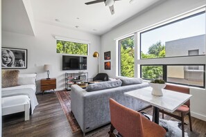 Studio, 1 queensize-seng med sovesofa, byutsikt | Allergitestet sengetøy, individuelt innredet og strykejern/-brett