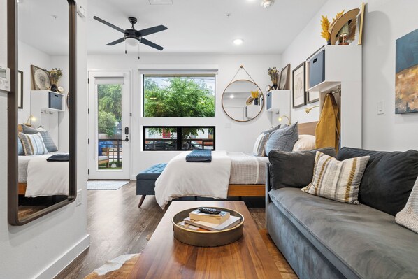 Studio, 1 Queen Bed with Sofa bed, Patio, City View | Hypo-allergenic bedding, individually furnished, iron/ironing board - Holly House (Austin)