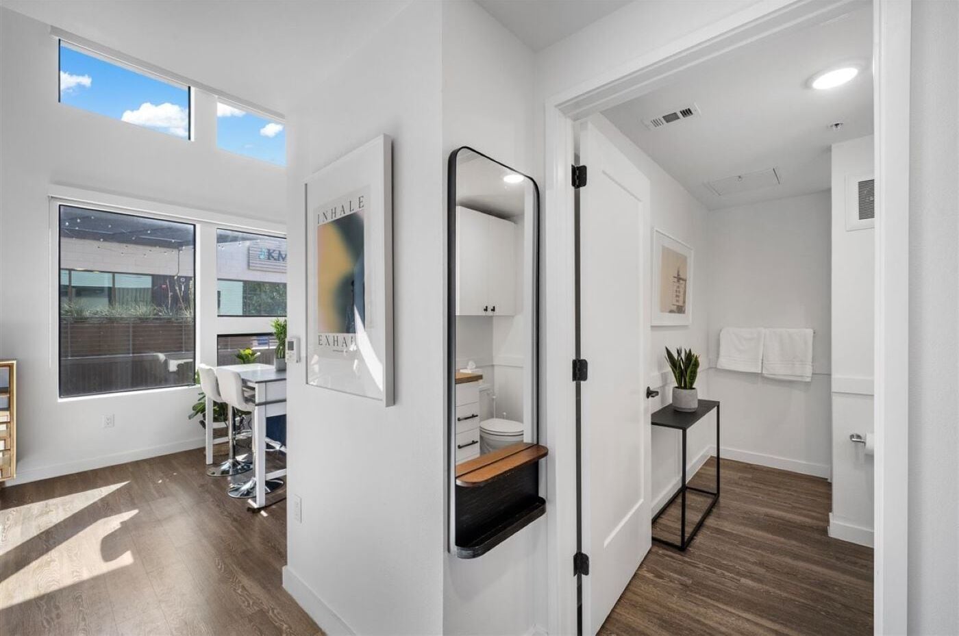 Loftsrom, 1 queensize-seng med sovesofa, byutsikt | Bad | Dusj, toalettartikler (inkludert), hårføner og håndklær