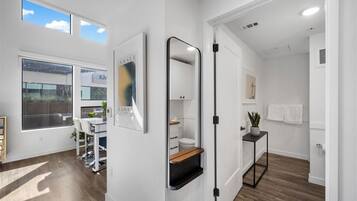 Ullakkohuoneisto, 1 keskisuuri parisänky ja vuodesohva, kaupunkinäköala | Kylpyhuone | Suihku, ilmaiset hygieniatuotteet, hiustenkuivaaja, pyyhkeet