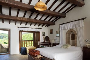 5 habitaciones, tabla de planchar con plancha, cuna de viaje y wifi 