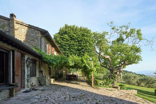 La Sentinella. Chalet on the hills of Assisi with swimming pool and nature park