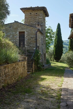 Property grounds - La Sentinella. Chalet on the hills of Assisi with swimming pool and nature park (Assisi)