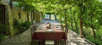 La Sentinella. Chalet on the hills of Assisi with swimming pool and nature park