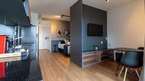 Escritorio, espacio para trabajar con laptop y wifi gratis 