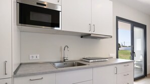 A modern kitchen with a stainless steel oven, a sink, and a countertop. - Beautiful Villa for 12 Guests – Adults Only (25+) with Private Pool, Wi-Fi & Air Conditioning (Chiclana de la Frontera)