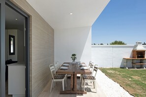 Outdoor dining - Beautiful Villa for 12 Guests – Adults Only (25+) with Private Pool, Wi-Fi & Air Conditioning (Chiclana de la Frontera)