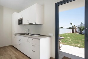 Réfrigérateur, micro-ondes, plaque de cuisson, lave-vaisselle