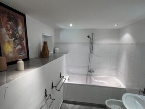 Een haardroger, handdoeken, zeep, toiletpapier