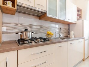 Een koelkast, een magnetron, een oven, een kookplaat