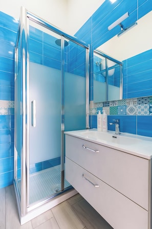 Apartment | Bathroom | Shower, hair dryer, bidet, towels