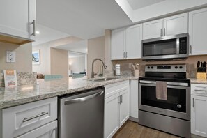 冷蔵庫、電子レンジ、オーブン、コンロ