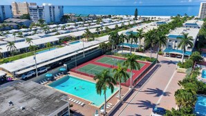 Un hôtel doté d’une piscine sur le toit, de courts de tennis et offrant une vue sur l’océan.