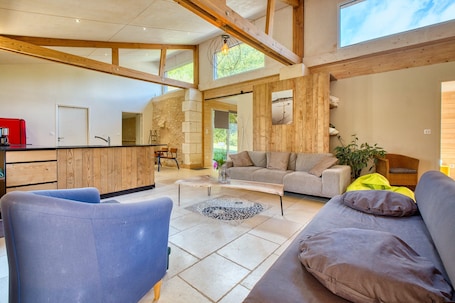 Living area. The Longère of Astérius – Relaxing Stay in an Eco-Friendly Holiday Home in Saint-Astier