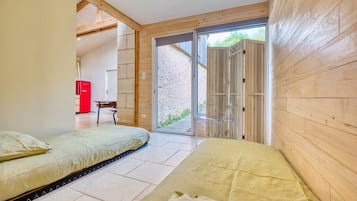 3 slaapkamers, een strijkplank/strijkijzer, gratis wifi, beddengoed