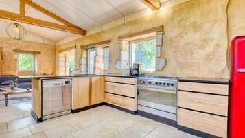 Een koelkast, een oven, een kookplaat, een vaatwasser