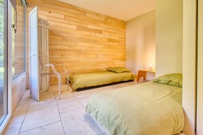 3 bedrooms, iron/ironing board, free WiFi, bed sheets