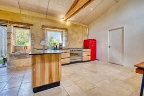 Fridge, oven, stovetop, dishwasher