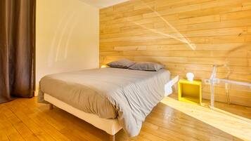 3 slaapkamers, een strijkplank/strijkijzer, gratis wifi, beddengoed