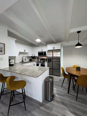 Private kitchen - Cozy Modern 3/2 Near Macdill AFB (Tampa)