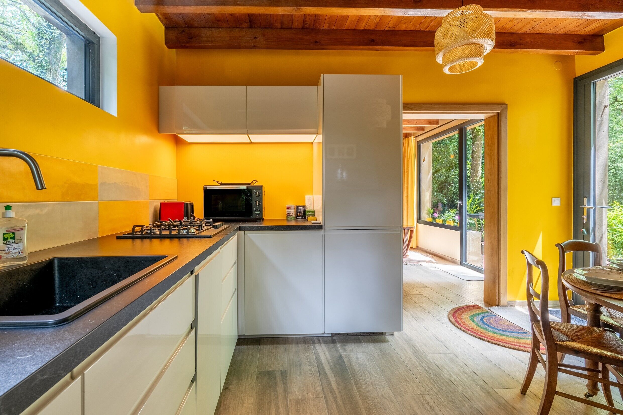 Een koelkast, een oven, een kookplaat, een vaatwasser