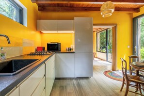 Fridge, oven, stovetop, dishwasher - Holiday Home 'Gîte Rénové Pleine Nature Kerdary' with Private Terrace, Private Garden and Wi-Fi (Nivillac)