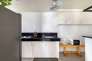 Réfrigérateur, micro-ondes, plaque de cuisson, lave-vaisselle