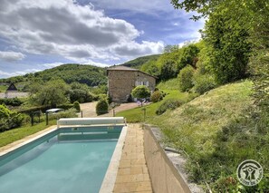 Een binnenzwembad en een verwarmd zwembad